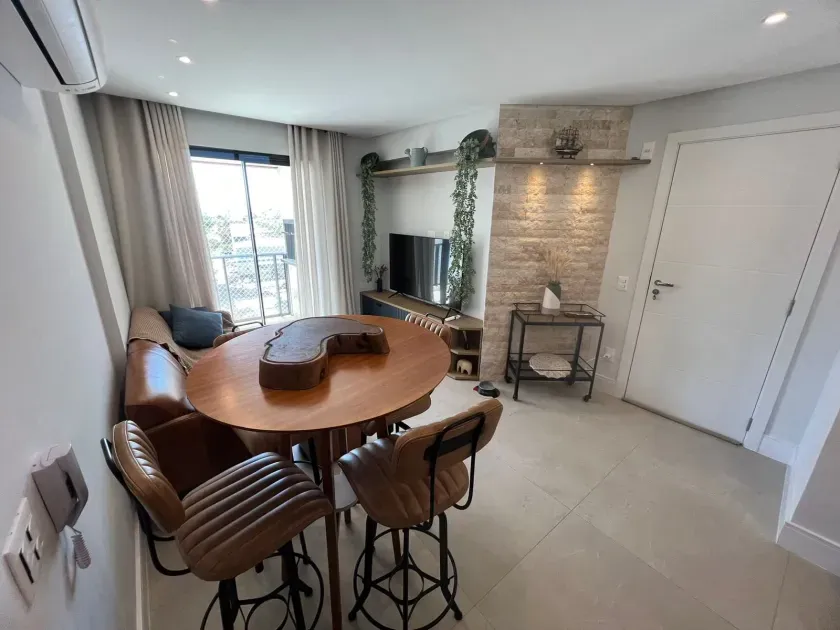 Apartamento mobiliado com 2 dormitórios sendo 1 suíte e 1 vaga de garagem na Praia Brava — foto 2