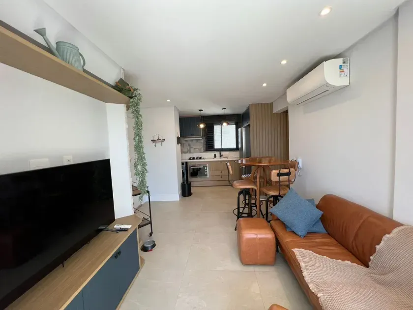Apartamento mobiliado com 2 dormitórios sendo 1 suíte e 1 vaga de garagem na Praia Brava — foto 3
