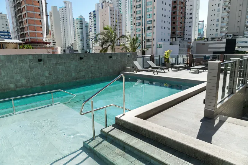 Apartamento mobiliado com 1 dormitório e 1 vaga de garagem no Centro de Balneário Camboriú-SC — foto 14