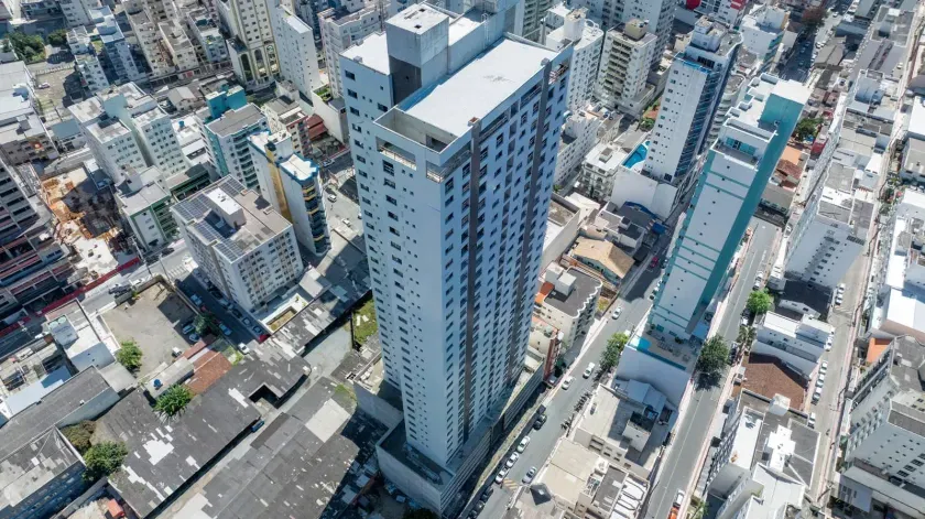 Apartamento na planta com 2 suítes e 1 vaga de garagem no centro de Balneário Camboriú