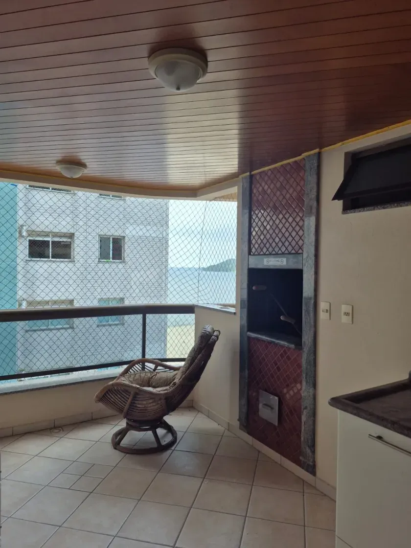 Apartamento com 3 dormitórios sendo 1 suíte e 2 vagas de garagem em Balneário Camboriú/SC