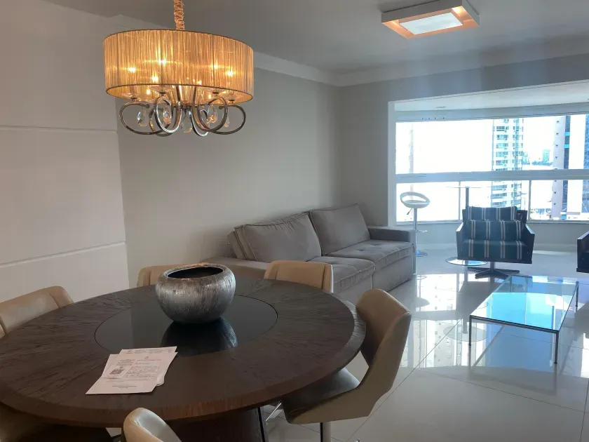 Apartamento mobiliado com 3 suítes e 2 vagas de garagem na Barra Norte