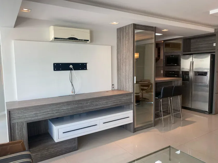 Apartamento mobiliado com 3 suítes e 2 vagas de garagem na Barra Norte — foto 3