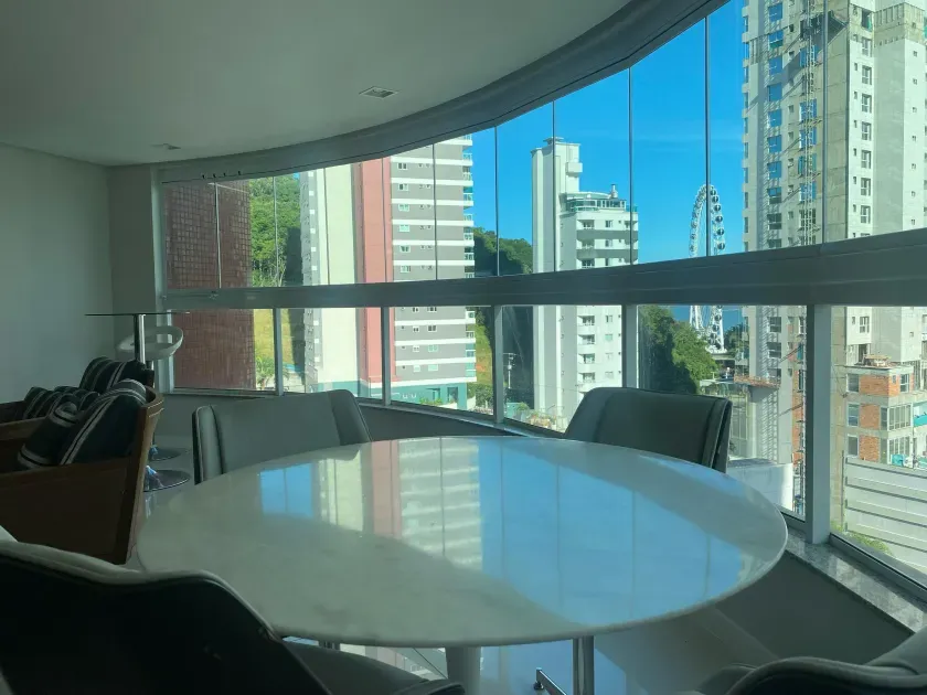 Apartamento mobiliado com 3 suítes e 2 vagas de garagem na Barra Norte — foto 4