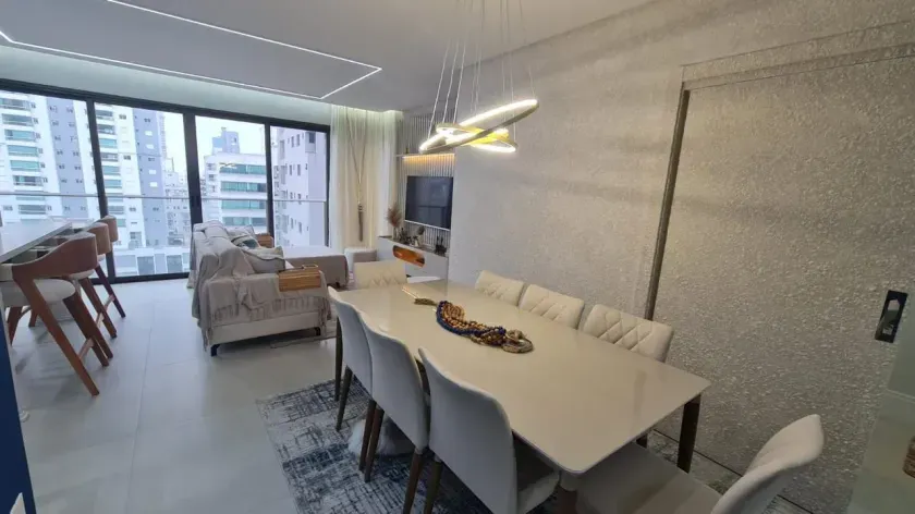 Apartamento mobiliado com 4 suítes e 3 vagas de garagem no Centro de Balneário Camboriú