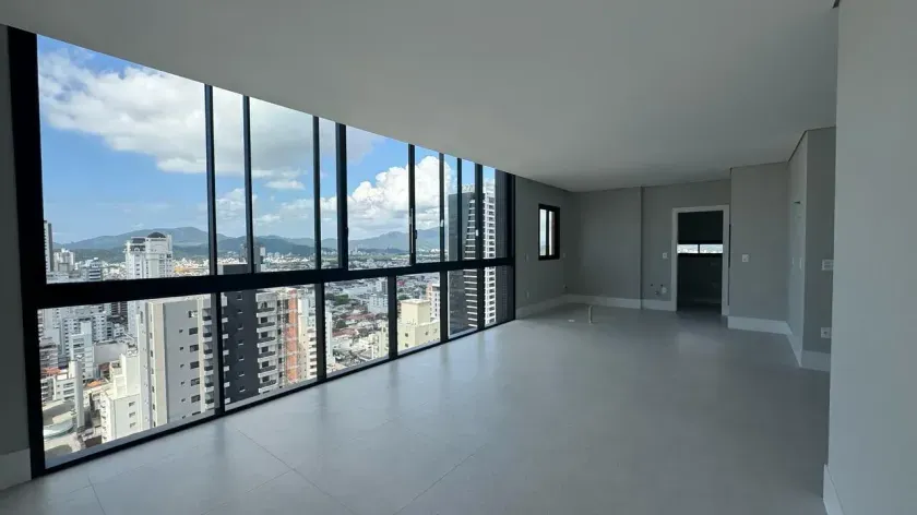 Apartamento com 4 dormitórios sendo 2 suítes  e 5 vagas de garagem em Balneário Camboriú
