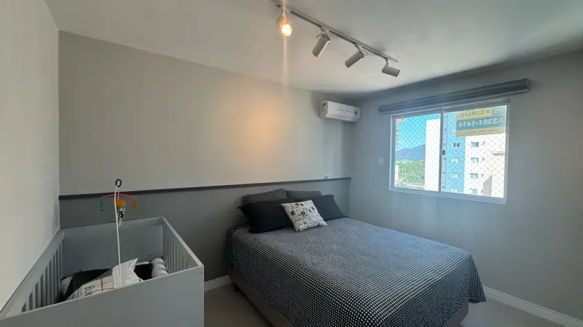 Apartamento mobiliado com 2 dormitórios sendo 1 suíte e 2 vagas de garagem em Balneário Camboriú
