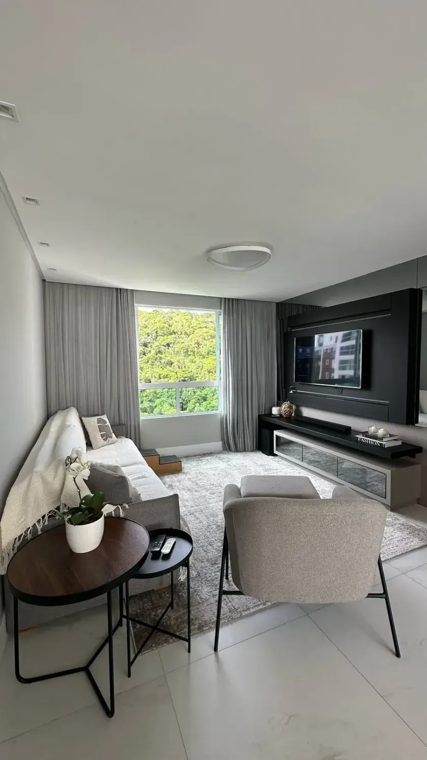 Apartamento mobiliado com 3 dormitórios sendo 2 suítes e 3 vagas de garagem em Balneário Camboriú