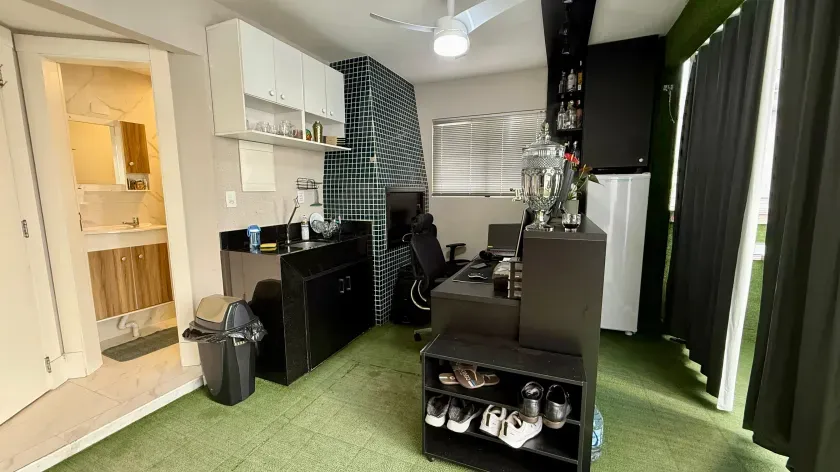 Apartamento duplex a 40m da Atlântica com 1 suíte, 2 demi-suítes e 4 vagas em Balneário Camboriú