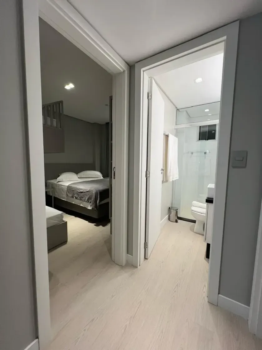 Apartamento mobiliado com 2 dormitórios sendo 1 suíte e 2 vagas de garagem em Balneário Camboriú