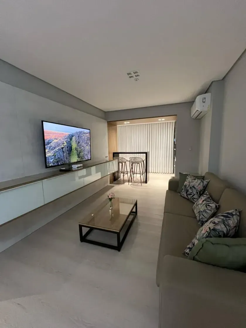 Apartamento mobiliado com 2 dormitórios sendo 1 suíte e 2 vagas de garagem em Balneário Camboriú — foto 3