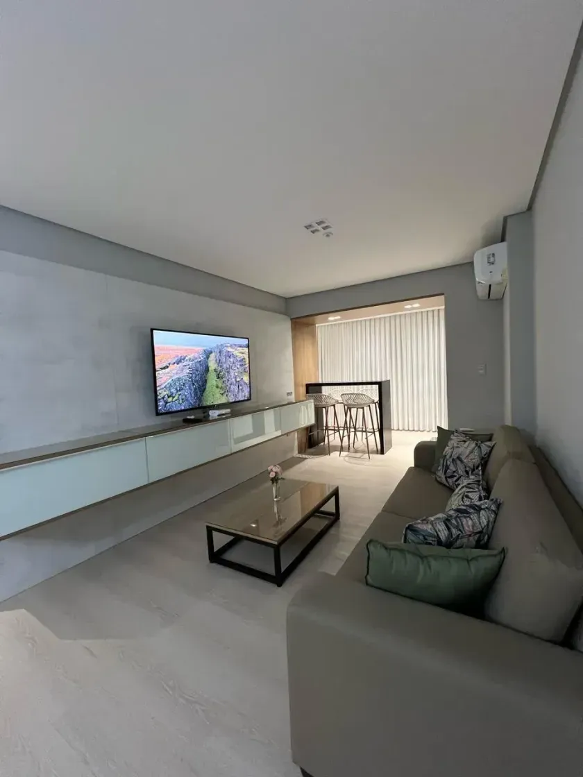 Apartamento mobiliado com 2 dormitórios sendo 1 suíte e 2 vagas de garagem em Balneário Camboriú — foto 2