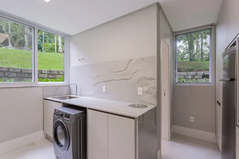 Casa mobiliada com 4 suítes e 4 vagas de garagem no Estaleirinho