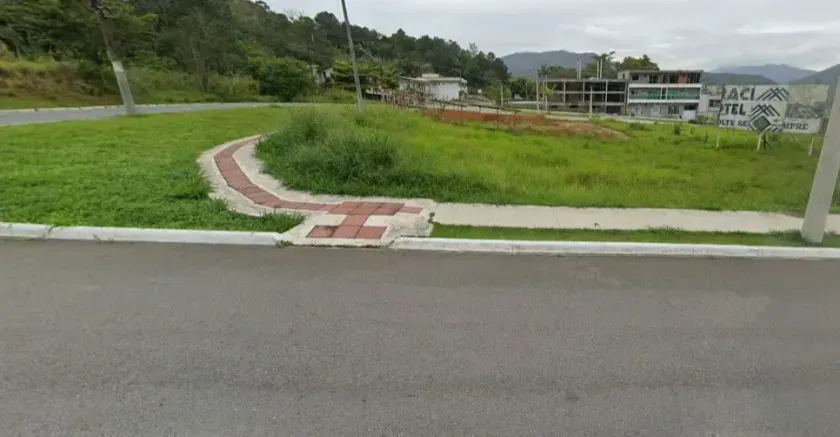 Terreno de esquina com 543,58 m² no Bairro da Barra em Balneário Camboriú SC
