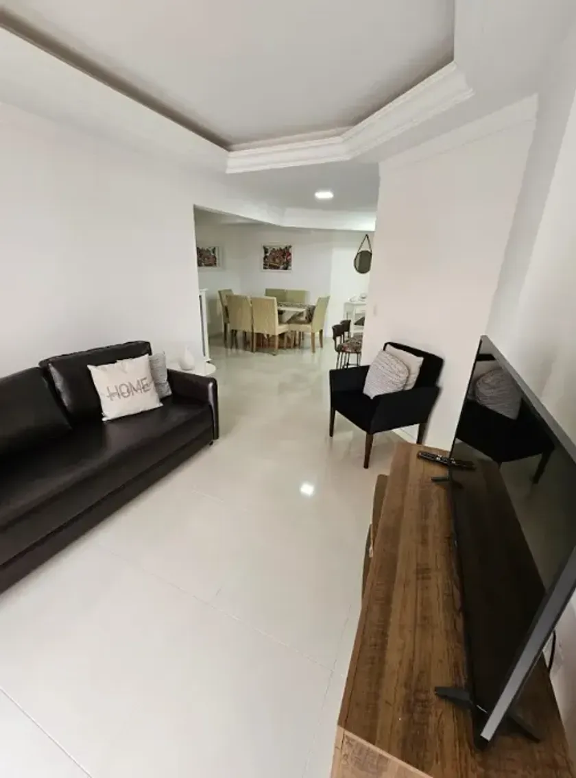 Apartamento quadra mar com 3 dormitórios sendo 1 suíte e 2 vagas de garagem  Balneário Camboriú/SC — foto 2