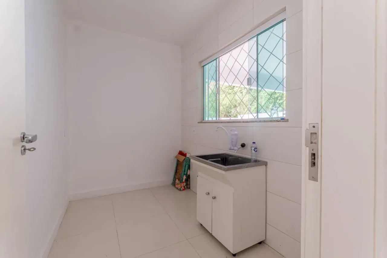 Casa Alto Padrão com 4 dormitórios sendo 2 suítes e 6 vagas na Praia dos Amores em Baln. Camboriú
