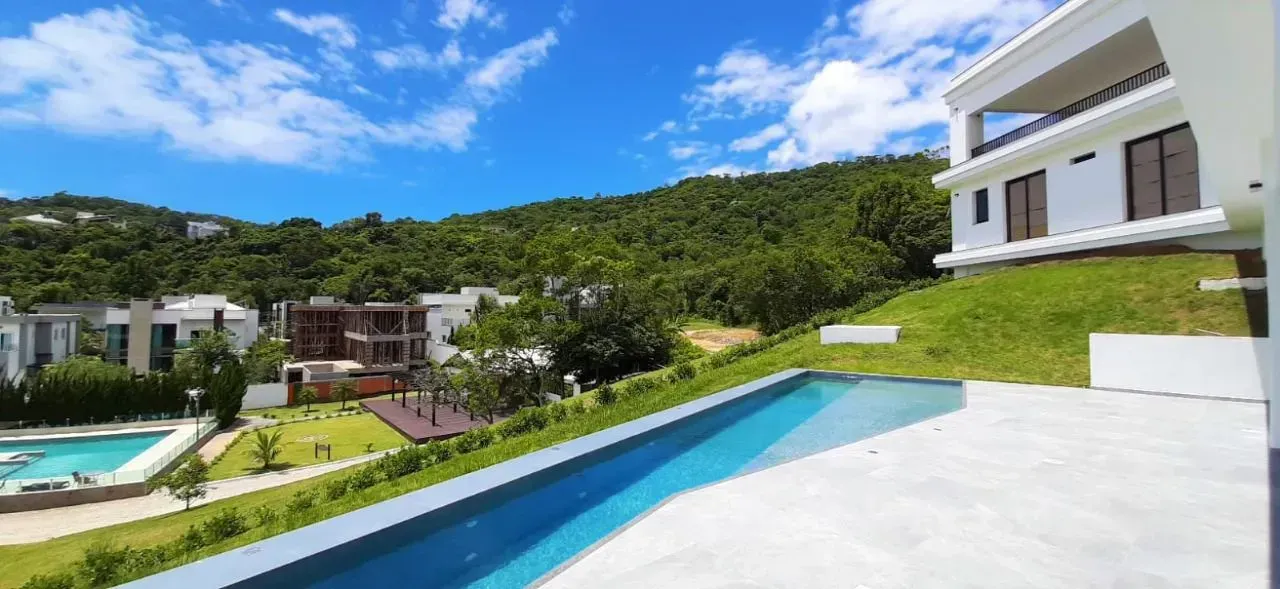 Casa em condomínio com 5 suítes sendo 1 máster e 5 vagas em Balneário Camboriú/SC