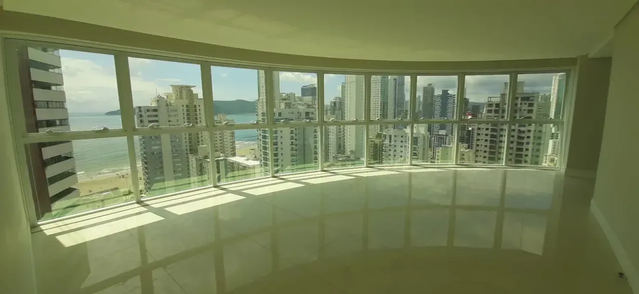 Apartamento com 4 dormitórios sendo 2 suítes e 3 vagas de garagem em Balneário Camboriú/SC