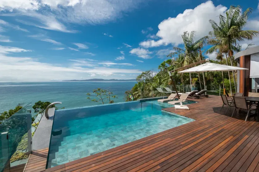 Casa de alto padrão em Condomínio Fechado - Frente Mar - Praia do Estaleiro em Balneário Camboriú
