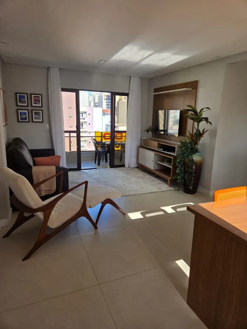 Apartamento mobiliado com 3 dormitórios sendo 1 suíte e 1 vaga de garagem em Balneário Camboriú — foto 2