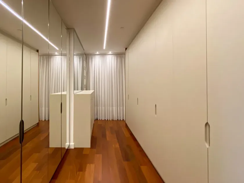 Apartamento mobiliado frente mar com 3 suítes e 4 vagas de garagem em Balneário Camboriú — foto 7
