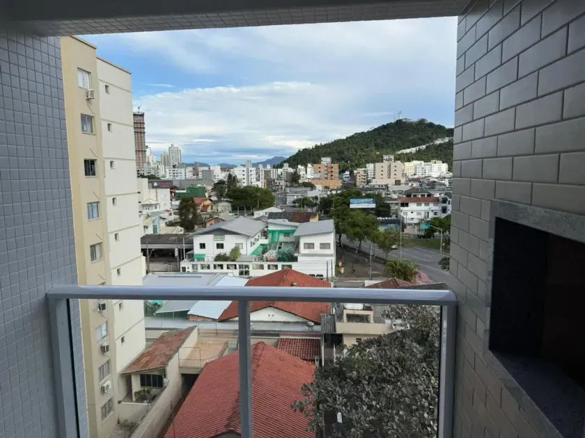 Apartamento com 2 dormitórios sendo 1 suíte e 1 vaga de garagem em Balneário Camboriú