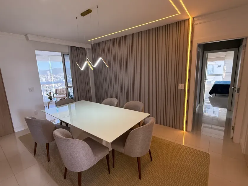 Apartamento 3 suítes e 3 vagas de garagem no Centro de Balneário Camboriú/SC