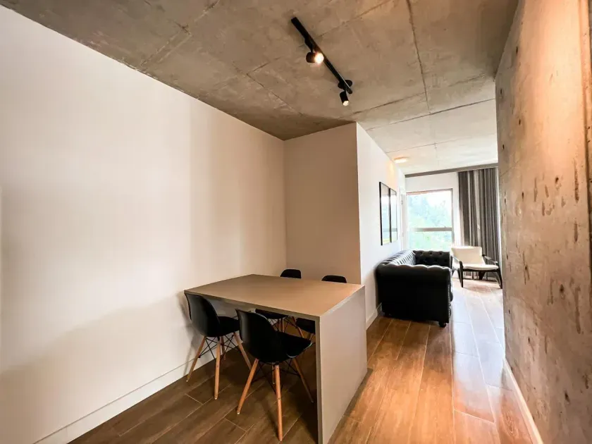 Apartamento com 1 dormitório e 1 vaga de garagem em Itajaí