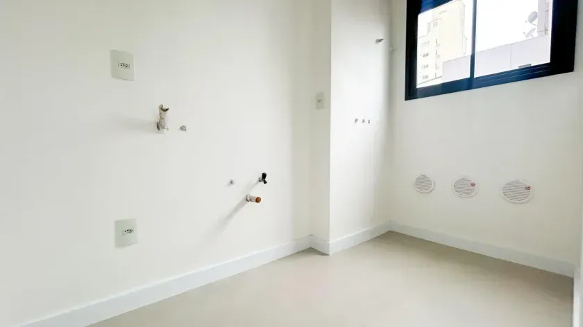 Apartamento com 3 dormitórios sendo 1 suíte e 2 vagas de garagem no Centro de Balneário Camboriú — foto 2