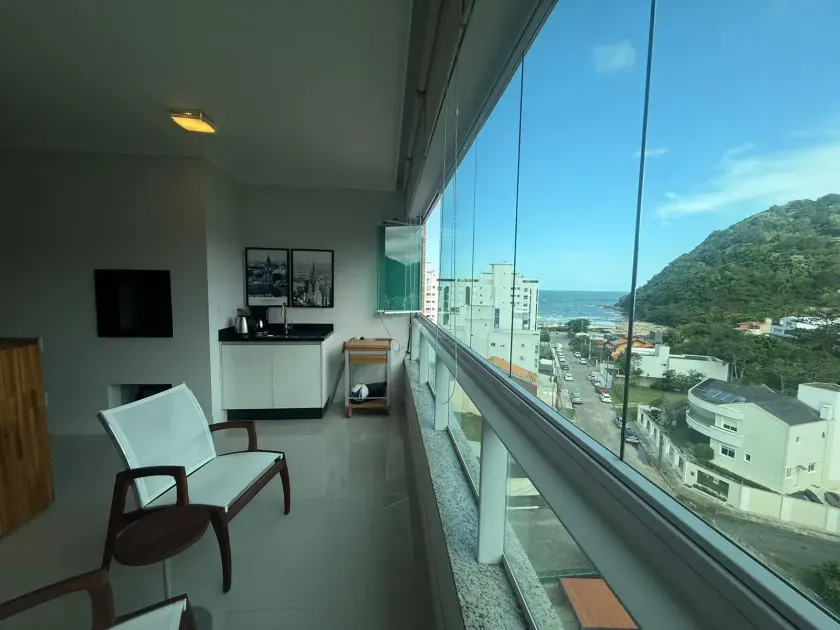 Apartamento com 2 dormitórios sendo 1 suíte e 1 vaga de garagem na Praia Brava em Itajaí