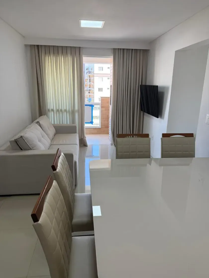 Apartamento mobiliado com 2 dormitórios sendo 1 suíte e 1 vaga de garagem em Balneário Camboriú