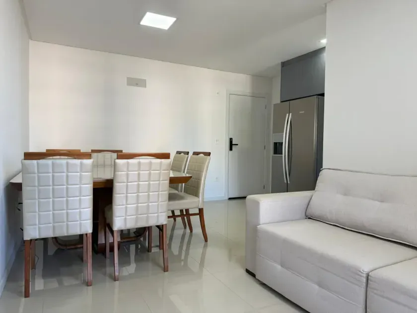 Apartamento mobiliado com 2 dormitórios sendo 1 suíte e 1 vaga de garagem em Balneário Camboriú — foto 2