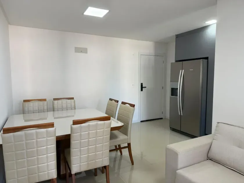 Apartamento mobiliado com 2 dormitórios sendo 1 suíte e 1 vaga de garagem em Balneário Camboriú — foto 3