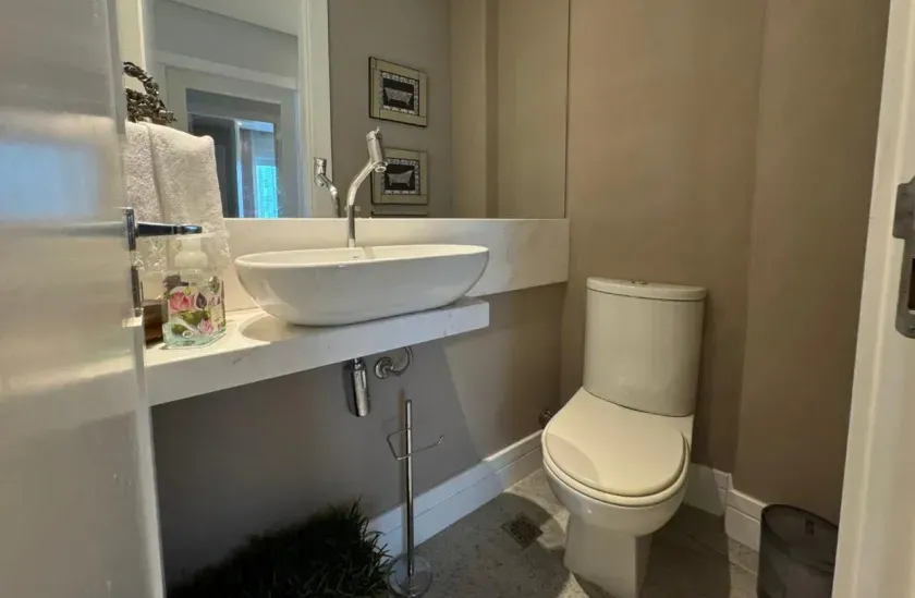 Apartamento mobiliado com 4 suítes e 4 vagas de garagem na Av. Atlântica em Balneário Camboriú — foto 12