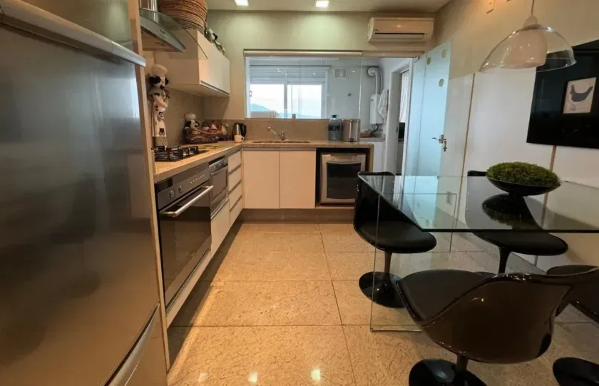 Apartamento mobiliado com 4 suítes e 4 vagas de garagem na Av. Atlântica em Balneário Camboriú — foto 10