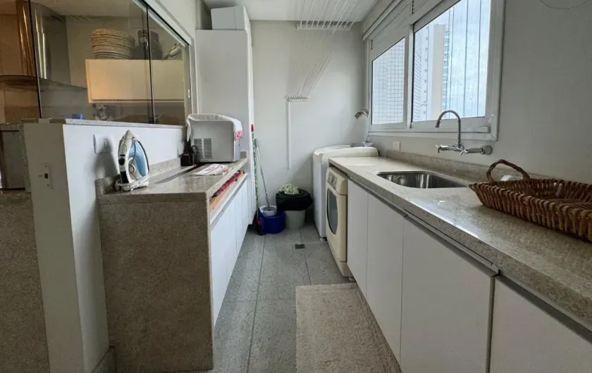 Apartamento mobiliado com 4 suítes e 4 vagas de garagem na Av. Atlântica em Balneário Camboriú — foto 27