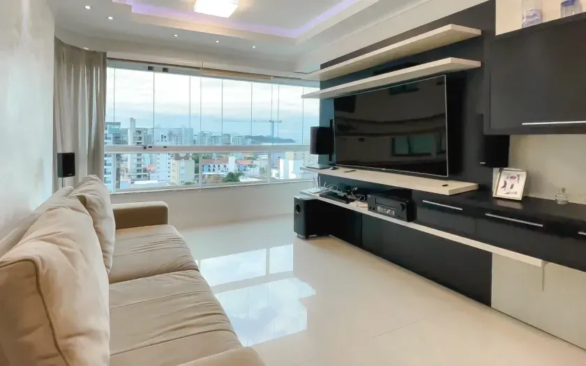 Apartamento mobiliado com 2 suítes e 2 vagas de garagem na Praia Brava em Itajaí