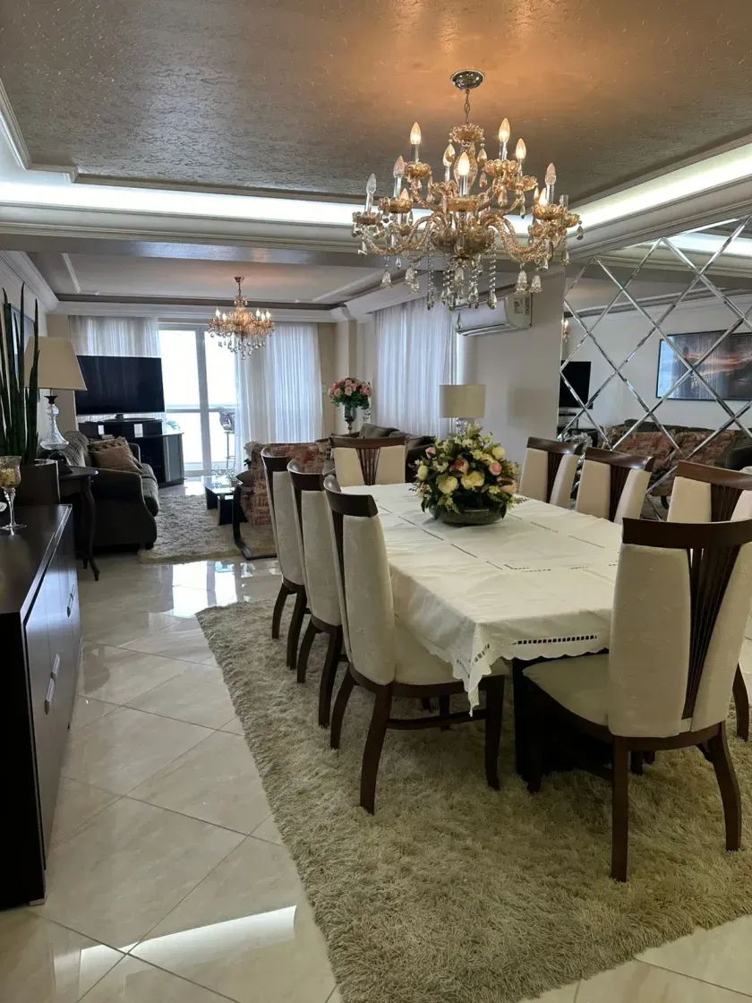 Apartamento frente mar 3 dormitórios sendo 2 suítes e 1 vaga no Centro de Balneário Camboriú