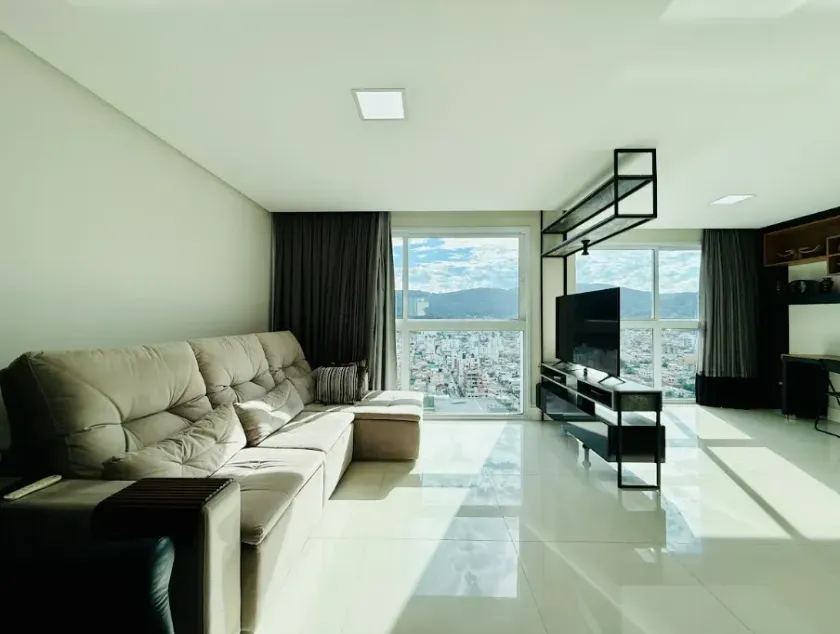 Apartamento com 4 dormitórios sendo 2 suítes e 2 vagas de garagem em Balneário Camboriú