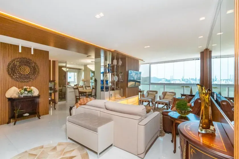 Apartamento com 4 suítes e 4 vagas de garagem no bairro Pioneiros - Balneário Camboriú