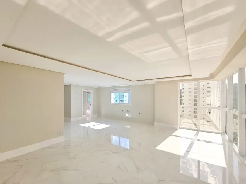 Apartamento com 4 suítes e 3 vagas de garagem no bairro Pioneiros em Balneário Camboriú/SC — foto 2