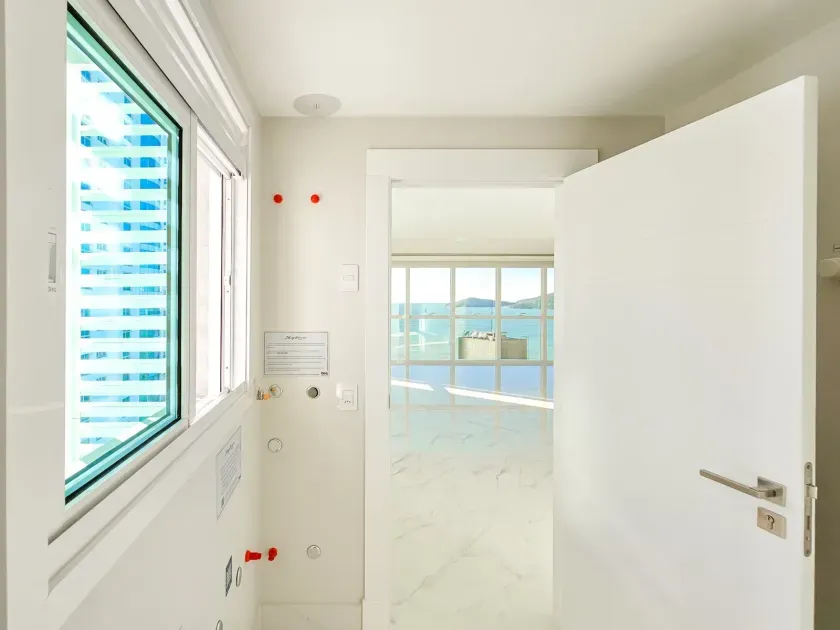 Apartamento com 4 suítes e 3 vagas de garagem no bairro Pioneiros em Balneário Camboriú/SC