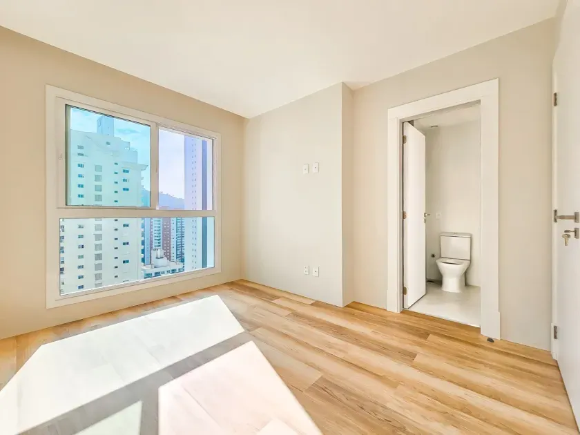 Apartamento com 4 suítes e 3 vagas de garagem no bairro Pioneiros em Balneário Camboriú/SC — foto 3
