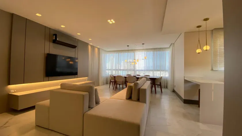 Apartamento mobiliado com 3 suítes e 2 vagas de garagem no Centro de Balneário Camboriú