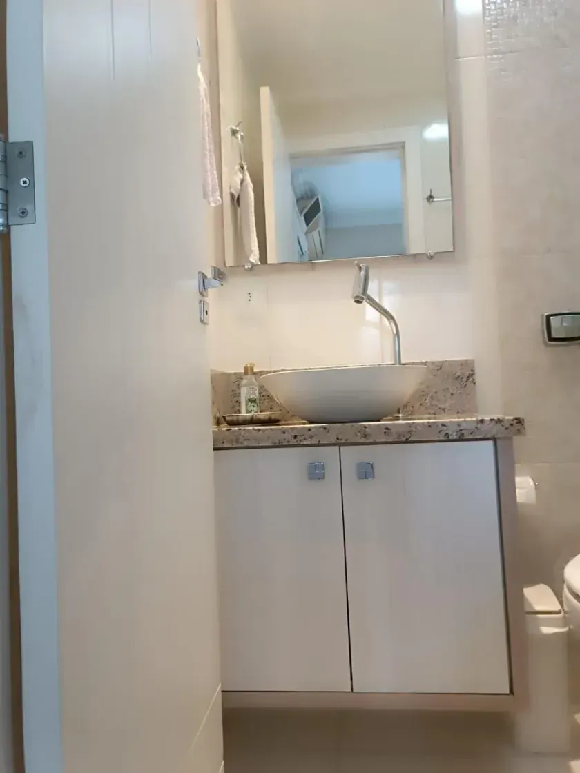 Apartamento com 3 dormitórios sendo 1 suíte e 1 vaga de garagem no centro de Balneário Camboriú