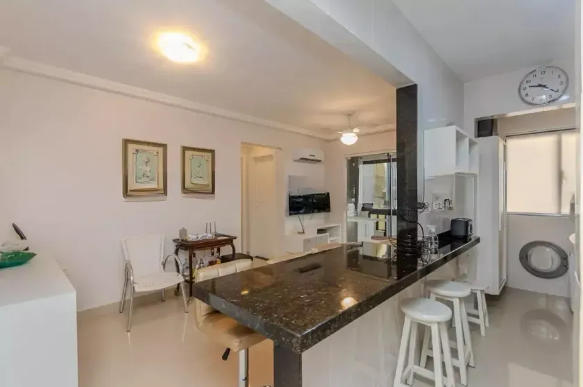 Apartamento completamente mobiliado com 2 quarto e 1 vaga de garagem no Centro Balneário Camboriú — foto 11