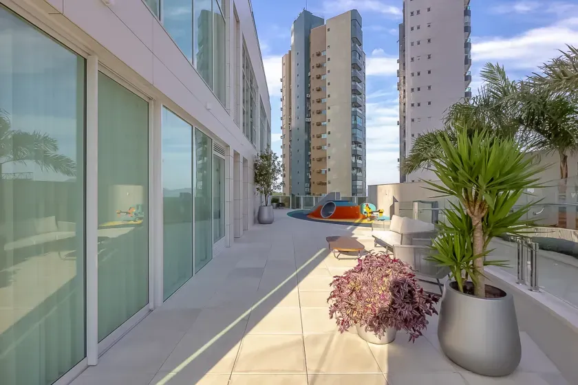 Apartamento vista mar e andar alto! Com 4 suítes e 3 vagas no Bairro Pioneiros em Balneário Camboriú — foto 33