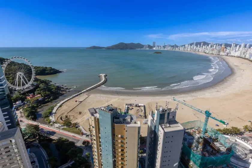 Apartamento vista mar e andar alto! Com 4 suítes e 3 vagas no Bairro Pioneiros em Balneário Camboriú — foto 3