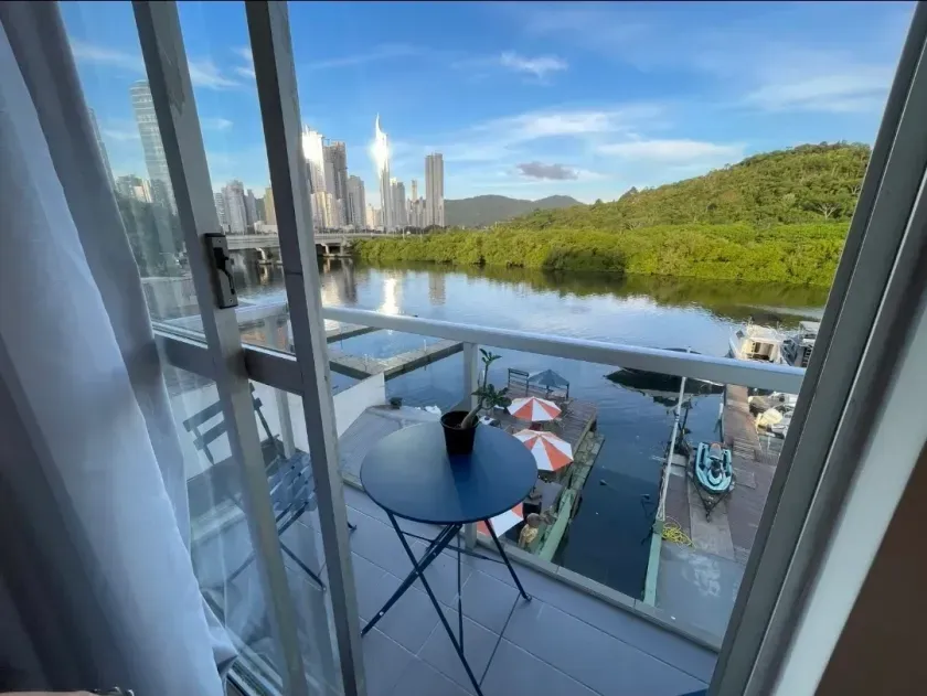Apartamento com 2 dormitórios reformado e mobiliado com linda vista em Balneário Camboriú