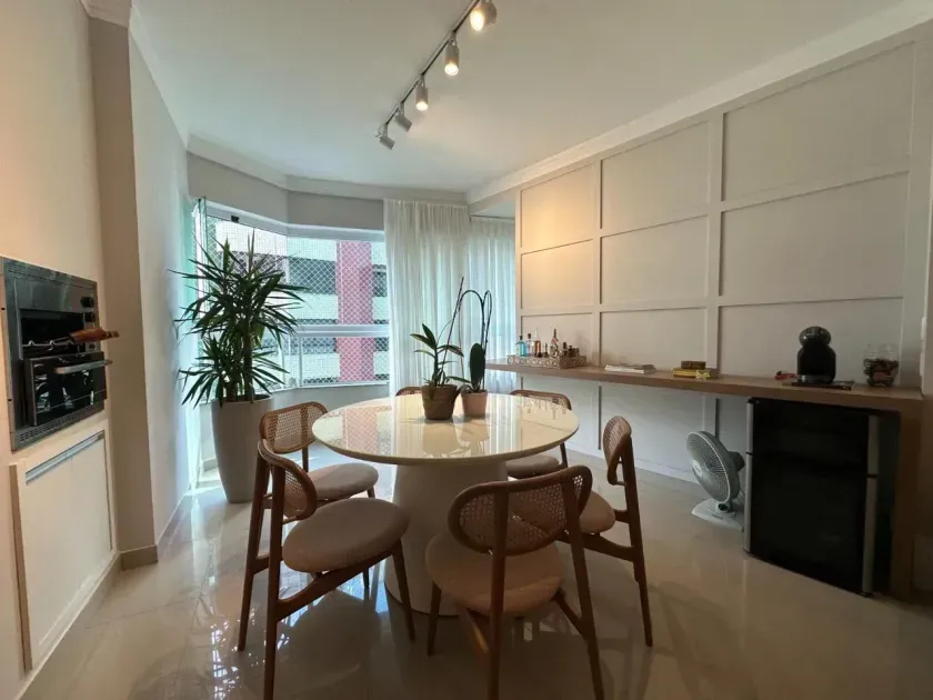 Apartamento finamente mobiliado com 3 suítes e 2 vagas de garagem no Centro  Balneário Camboriú — foto 4